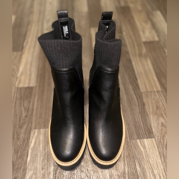 Dolce Vita Darcel Chelsea Boots - Picture 5 of 7
